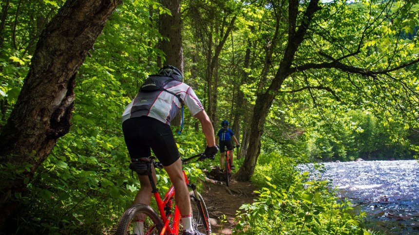 Le meilleur sentier de vélo de montagne pour les amateurs de sensations fortes