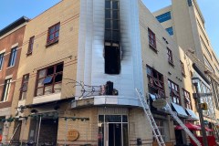 Le bâtiment abritant le Pub du Parvis incendié