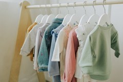Souris Mini donne une deuxième vie aux vêtements pour enfants